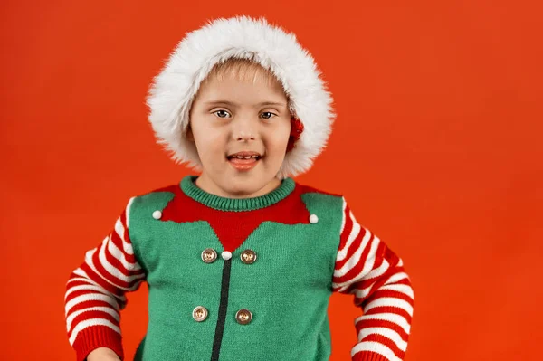 Niño Feliz Con Síndrome Bufanda Navidad Divertirse Reír Estudio Humor — Foto de Stock