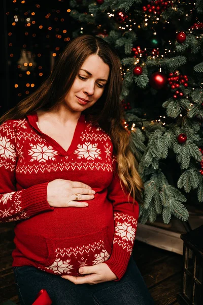Mujer Embarazada Esperando Bebé Cerca Del Árbol Navidad Las Personas —  Fotos de Stock