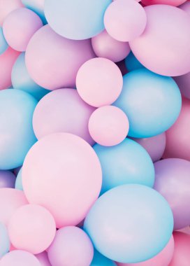 Renkli balonlar arka planda, rengarenk pastel renkler ve yumuşak odak. Pembe ve nane balonları fotoğraf duvarı doğum günü süslemesi