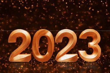 Tatil geçmişi. Mutlu yıllar 2023. 2023 yılının rakamları. Siyah parıltılı arka planda altın mumlarla yapılmış. Yeni yılı kutluyoruz, yakın plan. Metin için boşluk