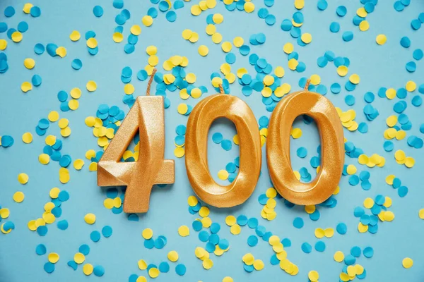 400 Cuatrocientos Seguidores Tarjeta Oro Vela Cumpleaños Sobre Fondo Confeti —  Fotos de Stock