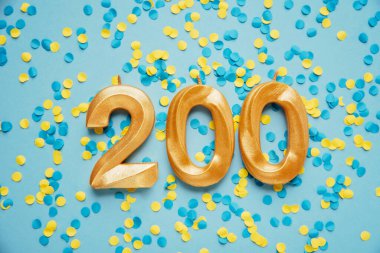 200 takipçi kartı. Sosyal ağlar, bloglar için şablon. Sarı ve mavi konfeti festivalinin arka planında. Sosyal medya kutlama afişi. 200 çevrimiçi topluluk hayranı. 200 aboneyim.