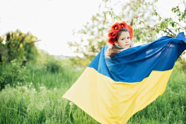 Ukrayna Bağımsızlık Bayrağı Günü. Anayasa günü. Üzerinde Ukrayna 'nın sarı ve mavi bayrağı olan nakışlı tişörtlü çocuk Ukraynalı kız çocuğu. Ukrayna 'nın bayrak sembolleri. Kiev, Kiev günü