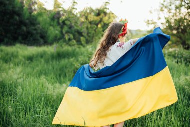 Ukrayna Bağımsızlık Bayrağı Günü. Anayasa günü. Üzerinde Ukrayna 'nın sarı ve mavi bayrağı olan nakışlı tişörtlü çocuk Ukraynalı kız çocuğu. Ukrayna 'nın bayrak sembolleri. Kiev, Kiev günü