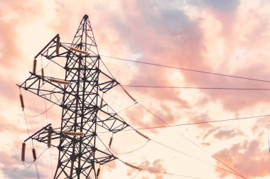 Ukrayna 'nın arka planında yüksek voltajlı güç iletim kulesi. Elektrik hattı yalıtıcıları. 330 kilovolt 'luk siluet güç iletim pilonu. karartma konsepti