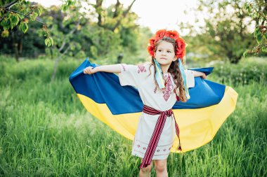 Ukrayna Bağımsızlık Bayrağı Günü. Anayasa günü. Üzerinde Ukrayna 'nın sarı ve mavi bayrağı olan nakışlı tişörtlü çocuk Ukraynalı kız çocuğu. Ukrayna 'nın bayrak sembolleri. Kiev, Kiev günü