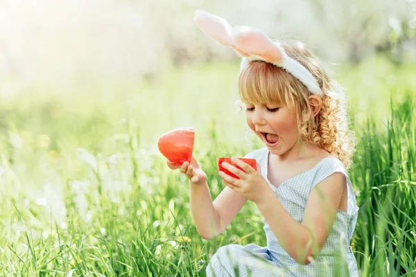 Охота Пасхальные Яйца Девочка Носит Кроличьи Уши Бегущие Забрать Яйцо — стоковое фото