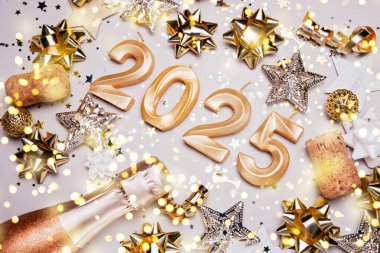 Tatil geçmişi. Mutlu yıllar 2025. 2025 yılının sayıları Bokeh şenlik ışıl ışıl arka planında altın mumlarla yapıldı. Yeni yılı kutluyoruz, yakın plan. Metin için boşluk