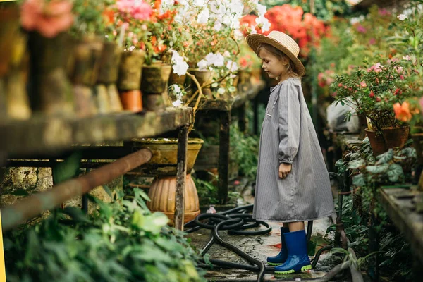 Gyerek Tavaszi Virágokat Ültet Egy Kislány Kertészt Ültet Azáleába Lány — Stock Fotó