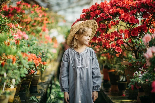 Een Kind Dat Lentebloemen Plant Kleine Meisje Tuinman Plant Azalea — Stockfoto