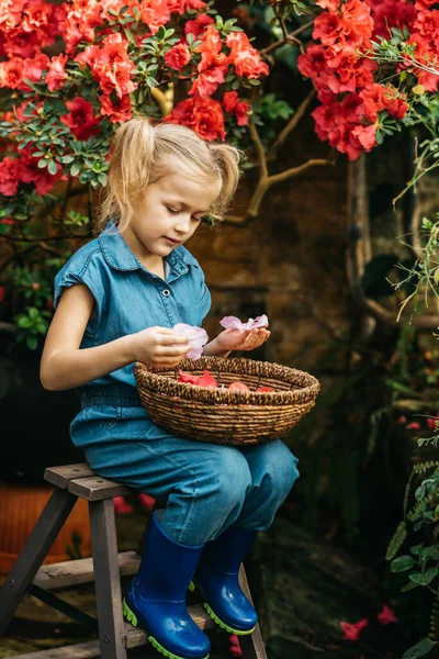 Παιδί Φυτεύει Ανοιξιάτικα Λουλούδια Ένα Κοριτσάκι Κηπουρός Φυτεύει Αζαλέα Κορίτσι — Φωτογραφία Αρχείου