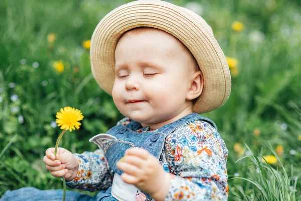 Niedlich Und Fröhlich Porträt Eines Kleinen Kindes Sitzt Blühenden Blumen — Stockfoto