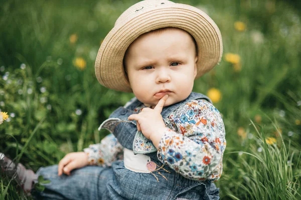 タンポポの花の中に座っている小さな子供の可愛くて陽気な肖像画 自然と想像力です ハニーアレルギー 夏の気分 — ストック写真