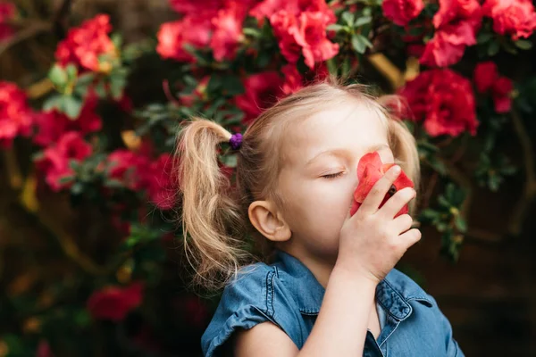 Kind Pflanzt Frühlingsblumen Kleine Gärtnerin Pflanzt Azaleen Mädchen Mit Azaleen — Stockfoto