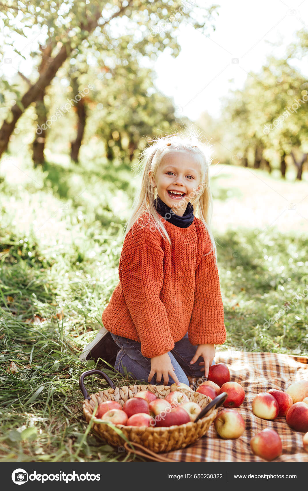 Kinder Pflücken Herbst Äpfel Auf Dem Bauernhof Kleines Mädchen Beim –  Stockfoto © serenko_nata #650230322, image size:1068x1700