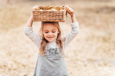 Sonbaharda çiftlikte armut toplayan bir çocuk. Armut ağacında oynayan küçük bir kız. Sağlıklı beslenme. Tatlı küçük kız kırmızı lezzetli armut yiyor. Hasat Konsepti. armut toplama.