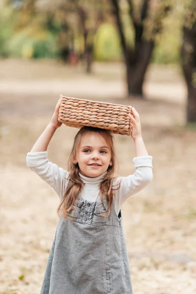 Παιδιά Μαζεύουν Αχλάδια Στη Φάρμα Φθινόπωρο Κοριτσάκι Που Παίζει Στον — Φωτογραφία Αρχείου