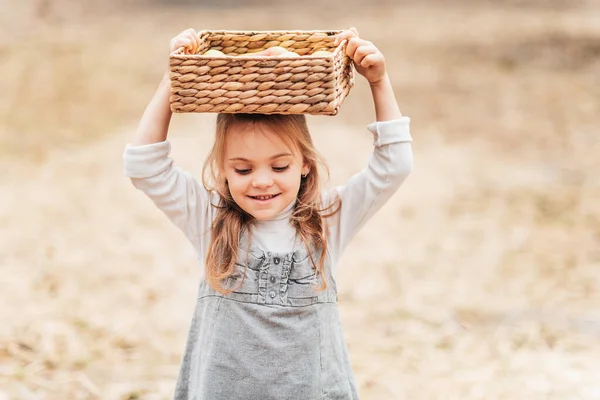 Anak Memetik Buah Pir Pertanian Pada Musim Gugur Gadis Kecil — Stok Foto