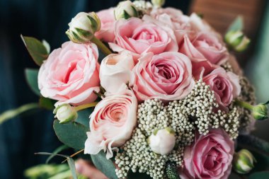 Gelinin şık düğün özellikleri. Güzel bir buket beyaz gül ve ranunkulus. Aşk ilanı, bahar. Düğün kartı, Valentine. Klasik gelin buketi