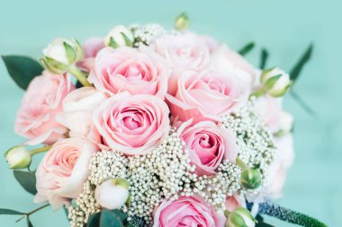 Gelinin şık düğün özellikleri. Güzel bir buket beyaz gül ve ranunkulus. Aşk ilanı, bahar. Düğün kartı, Valentine. Klasik gelin buketi