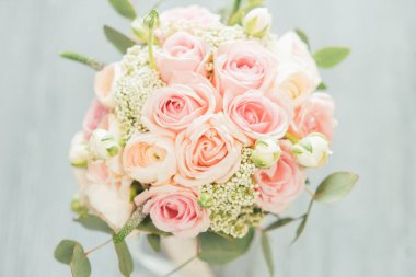 Güzel bir buket pembe gül ve ranunkulus. Gelinin şık düğün özellikleri. Aşk ilanı, bahar. Düğün kartı, Valentine. Klasik gelin buketi