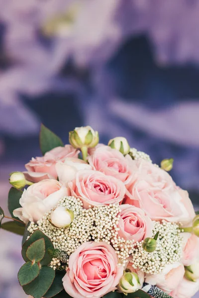 花嫁のスタイリッシュな結婚式の属性 白いバラとランクラスの美しい花束 愛の宣言春 結婚式のカードバレンタイン 古典的な花嫁の花束 — ストック写真