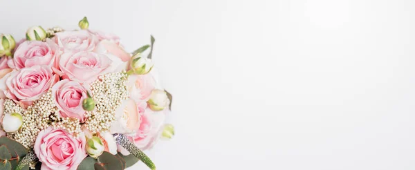 ピンクのバラとランキュラスの美しい花束 花嫁のスタイリッシュな結婚式の属性 愛の宣言春 結婚式のカードバレンタイン 古典的な花嫁の花束 — ストック写真