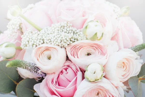 ピンクのバラとランキュラスの美しい花束 花嫁のスタイリッシュな結婚式の属性 開花花のお祝いの背景 パステルと柔らかい花束花カード — ストック写真