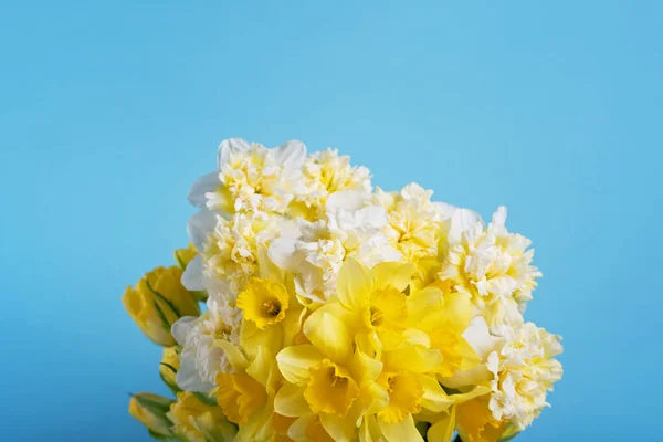 Bunga Kuning Bakung Pada Latar Belakang Biru Bouquet Dari Narsis — Stok Foto