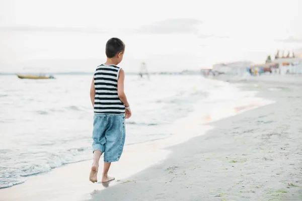 Vacaciones Verano Mar Chico Con Una Camiseta Rayas Playa Niño — Foto de Stock