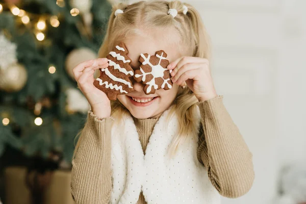 Feliz Natal Boas Festas Menina Comendo Biscoitos Açúcar Gelado Sob — Fotografia de Stock