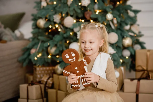 Счастливого Рождества Счастливых Праздников Ребенок Девочка Ест Большой Ледяной Хлеб — стоковое фото