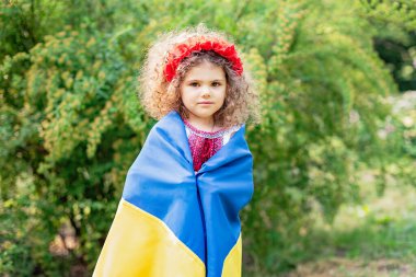 Ukrayna Bağımsızlık Bayrağı Günü. Anayasa günü. Üzerinde Ukrayna 'nın sarı ve mavi bayrağı olan nakışlı tişörtlü çocuk Ukraynalı kız çocuğu. Ukrayna 'nın bayrak sembolleri. Kiev, Kiev günü