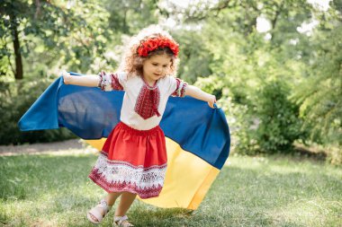 Ukrayna Bağımsızlık Bayrağı Günü. Anayasa günü. Üzerinde Ukrayna 'nın sarı ve mavi bayrağı olan nakışlı tişörtlü çocuk Ukraynalı kız çocuğu. Ukrayna 'nın bayrak sembolleri. Kiev, Kiev günü