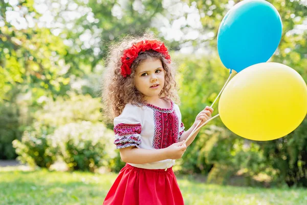 Gadis Dengan Karangan Bunga Ukrainian Tradisional Bendera Biru Dan Kuning — Stok Foto