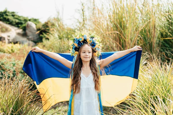 Українська Дівчинка Жовтим Синім Прапором України Сім Єдність Підтримка Українці — стокове фото