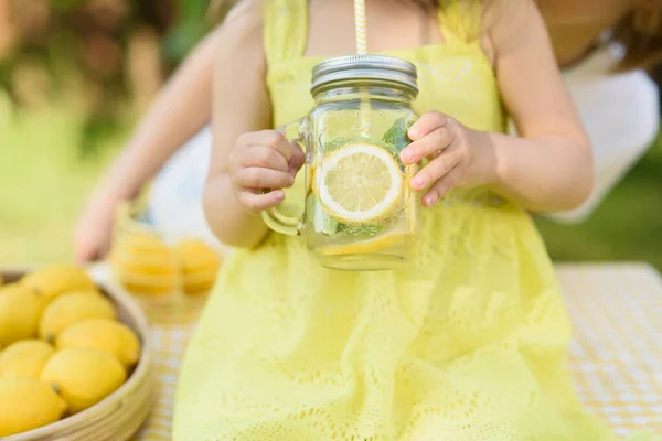 小女孩站在公园里喝天然柠檬水 夏日清爽自然喝柠檬水 排毒水果 加入调味水 鸡尾酒和新鲜水果 — 图库照片