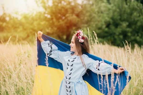 День Незалежності України День Конституції Українська Дівчинка Вишитій Сорочці Вишванка — стокове фото