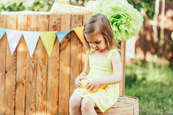 Little Child Girl Lemons Lemonade Stand Park Portrait Funny Baby — Stock Photo, Image