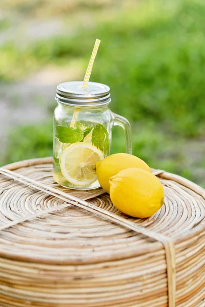 Prato Com Limões Frescos Maduros Limonada Água Salgada Conceito Vitaminas — Fotografia de Stock