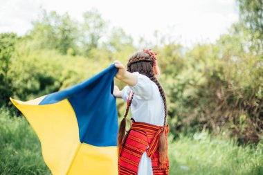 Ukrayna Bağımsızlık Bayrağı Günü. Anayasa günü. Üzerinde Ukrayna 'nın sarı ve mavi bayrağı olan nakışlı tişörtlü çocuk Ukraynalı kız çocuğu. Ukrayna 'nın bayrak sembolleri. Kiev, Kiev günü