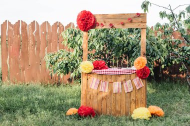 Limonata standı. Buzlu çilekli limonata ve nane şekeri kavanozlardaki yaz ferahlatıcı içecek gibi. Soğuk meşrubat. Meyveli kokteyl.