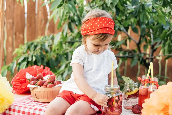 Limonadenstand Vorhanden Entzückendes Kleines Mädchen Beim Versuch Limonade Verkaufen Erdbeer — Stockfoto