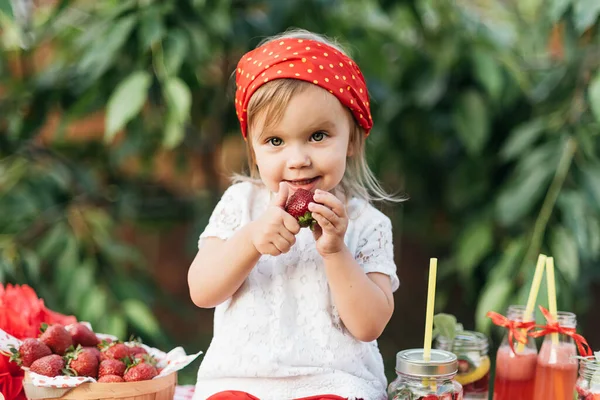 Lemonade Berdiri Gadis Kecil Yang Manis Mencoba Menjual Limun Strawberry — Stok Foto