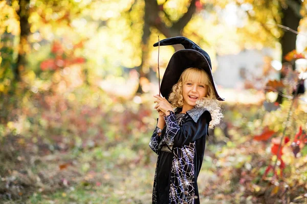 Mooie Meisje Heks Klein Meisje Whitch Kostuum Hoed Vieren Halloween — Stockfoto