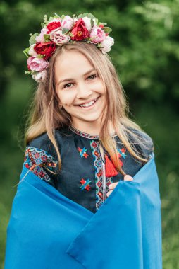 Ukrayna Bağımsızlık Bayrağı Günü. Anayasa günü. Üzerinde Ukrayna 'nın sarı ve mavi bayrağı olan nakışlı tişörtlü çocuk Ukraynalı kız çocuğu. Ukrayna 'nın bayrak sembolleri. Kiev, Kiev günü