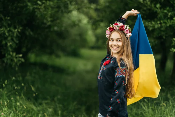 День Незалежності України День Конституції Українська Дівчинка Вишитій Сорочці Вишванка — стокове фото