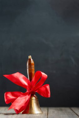 Okul geçmişine dönelim. Okul yılının başında. 1 Eylül 'de el zili tahtada