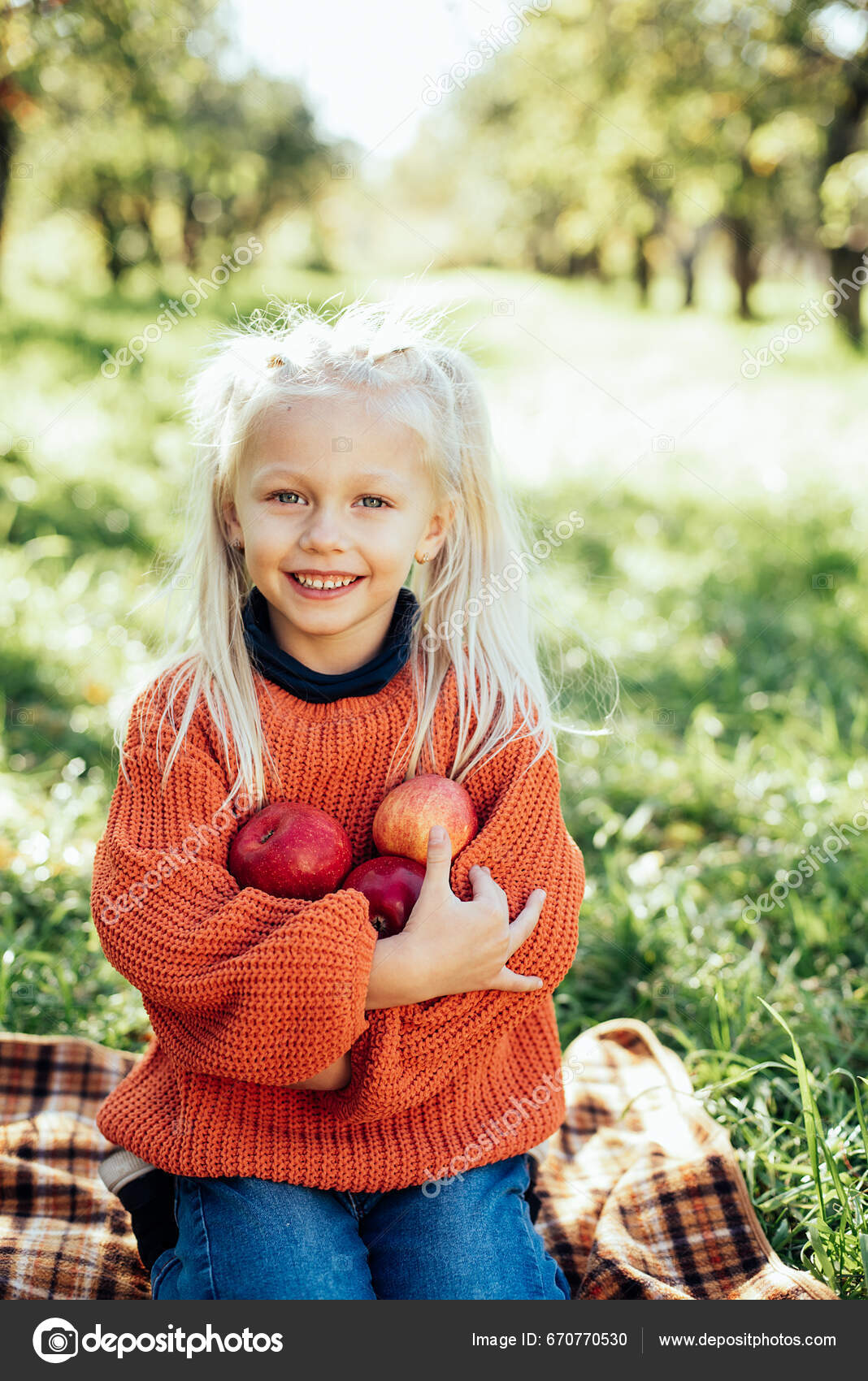 Kinder Pflücken Herbst Äpfel Auf Dem Bauernhof Kleines Mädchen Beim –  Stockfoto © serenko_nata #670770530, image size:1068x1700