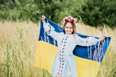Ukrayna Bağımsızlık Bayrağı Günü. Anayasa günü. Üzerinde Ukrayna 'nın sarı ve mavi bayrağı olan nakışlı tişörtlü çocuk Ukraynalı kız çocuğu. Ukrayna 'nın bayrak sembolleri. Kiev, Kiev günü